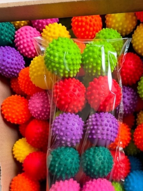 Bolinha texturizada para pet em cores variadas
